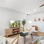 Midtown Bliss With Pool & Sports Use & Laundry & Parking