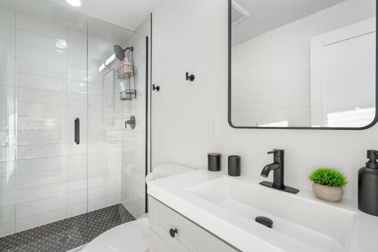Midtown Bliss With Pool & Sports Use & Laundry & Parking Apartemen *