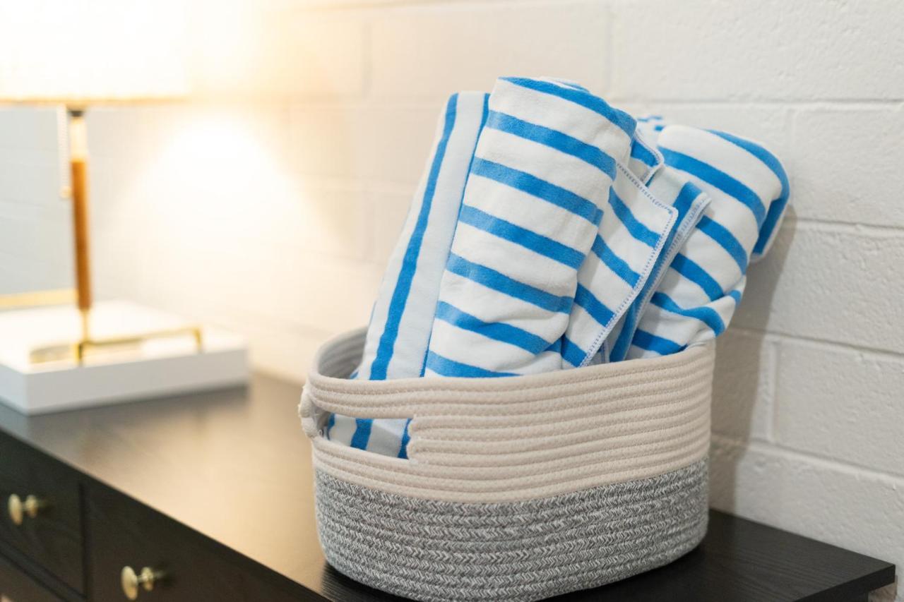 Midtown Bliss With Pool & Sports Use & Laundry & Parking *