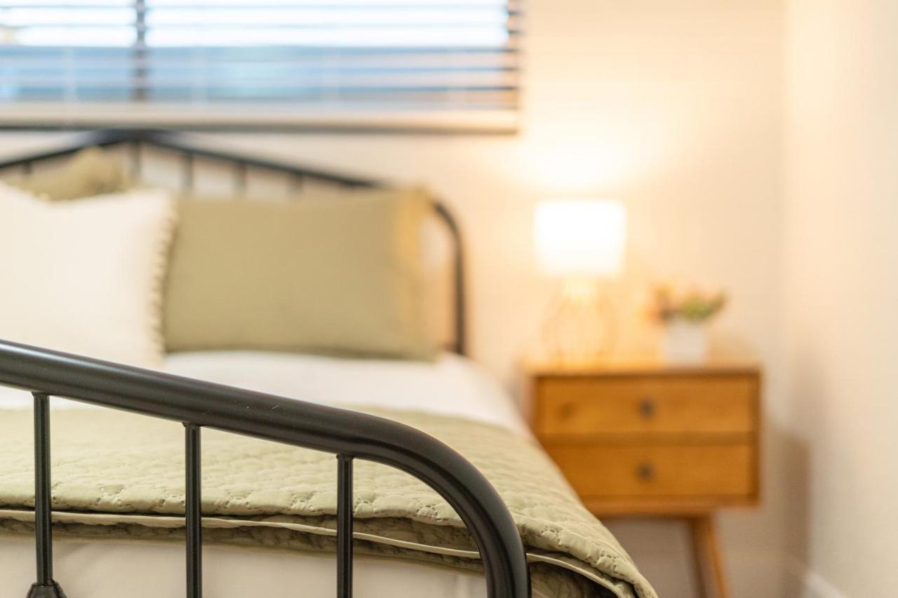 Midtown Bliss With Pool & Sports Use & Laundry & Parking Apartemen