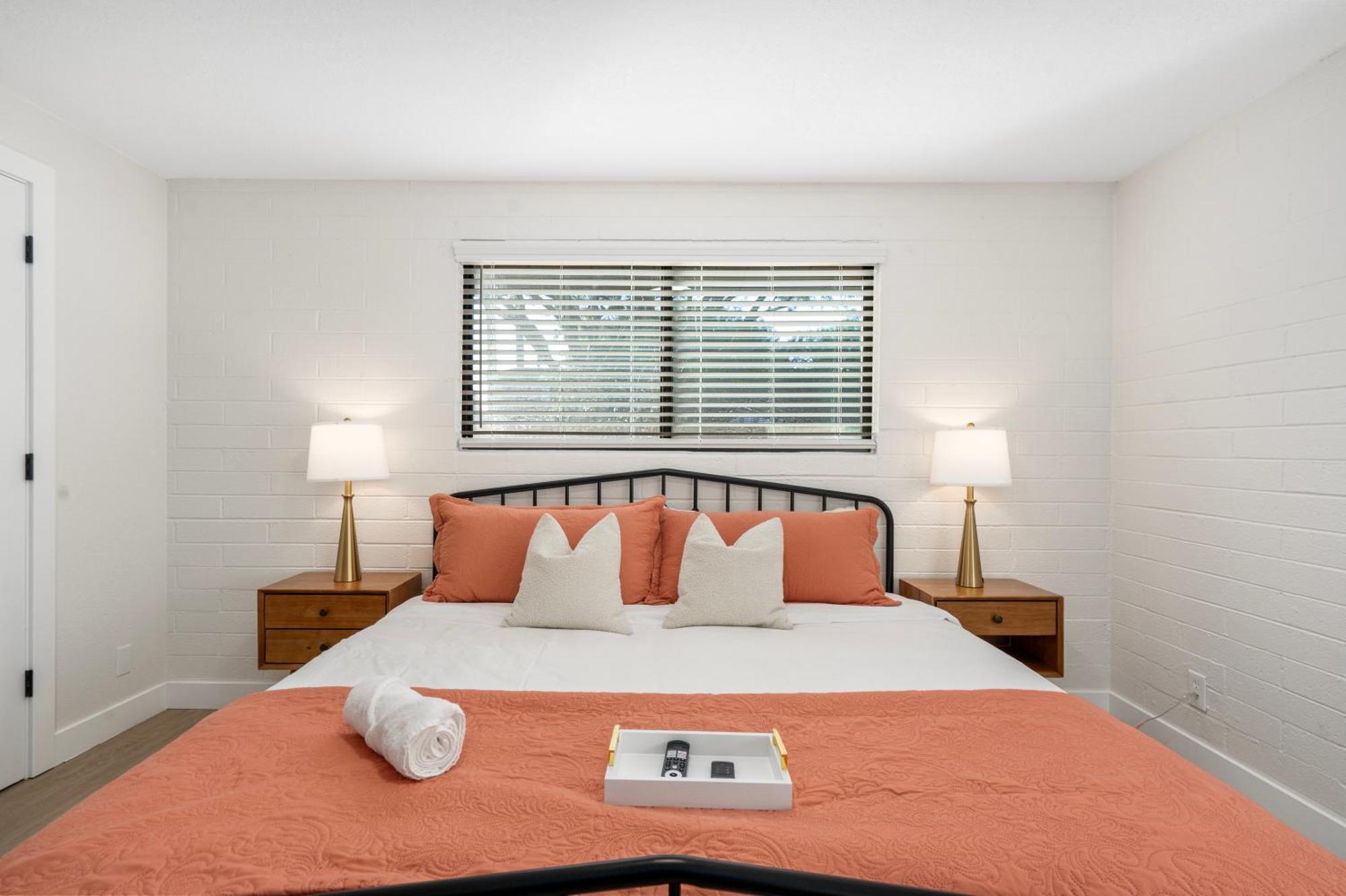 Midtown Bliss With Pool & Sports Use & Laundry & Parking *